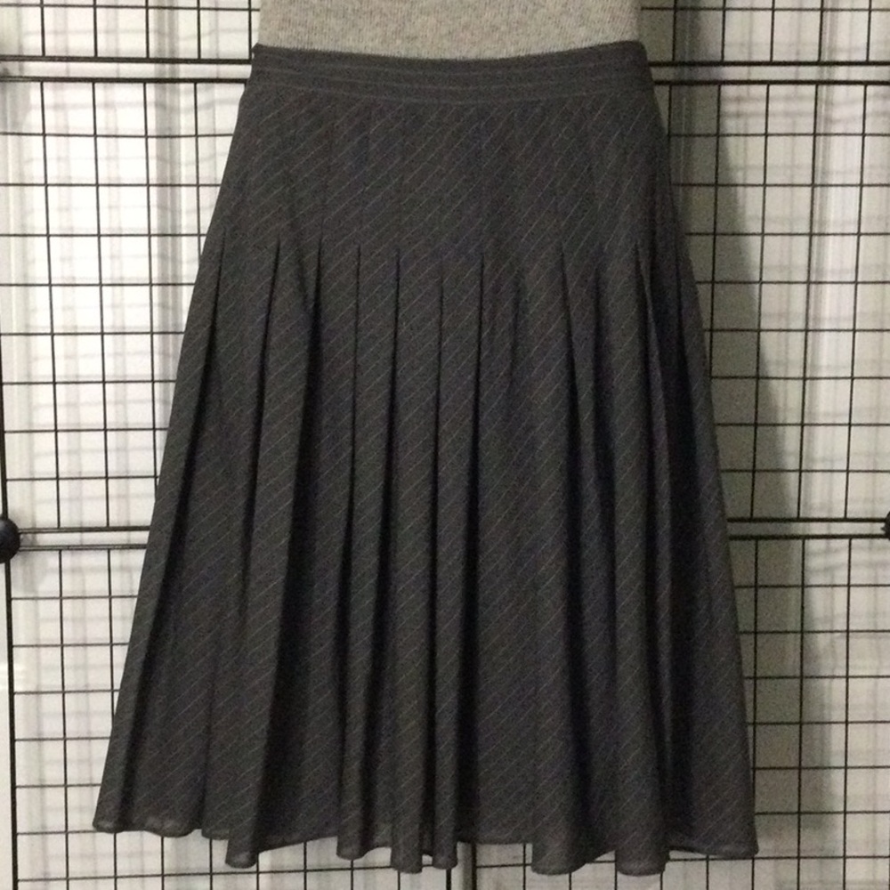 NWT. Elegant cotton blend skirt, silk lining.